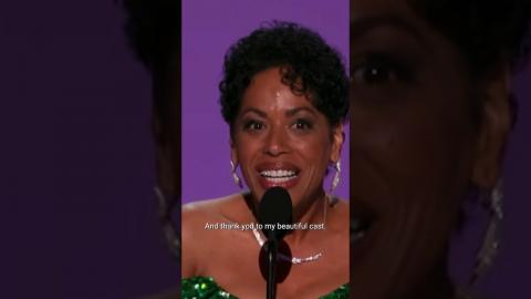 #TheBear's #LizaColón-Zayas accepts the #Emmy for outstanding supporting actress in a comedy series.