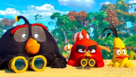 Angry Birds VS Pigs Beach Fight | The Angry Birds Movie 2 | CLIP